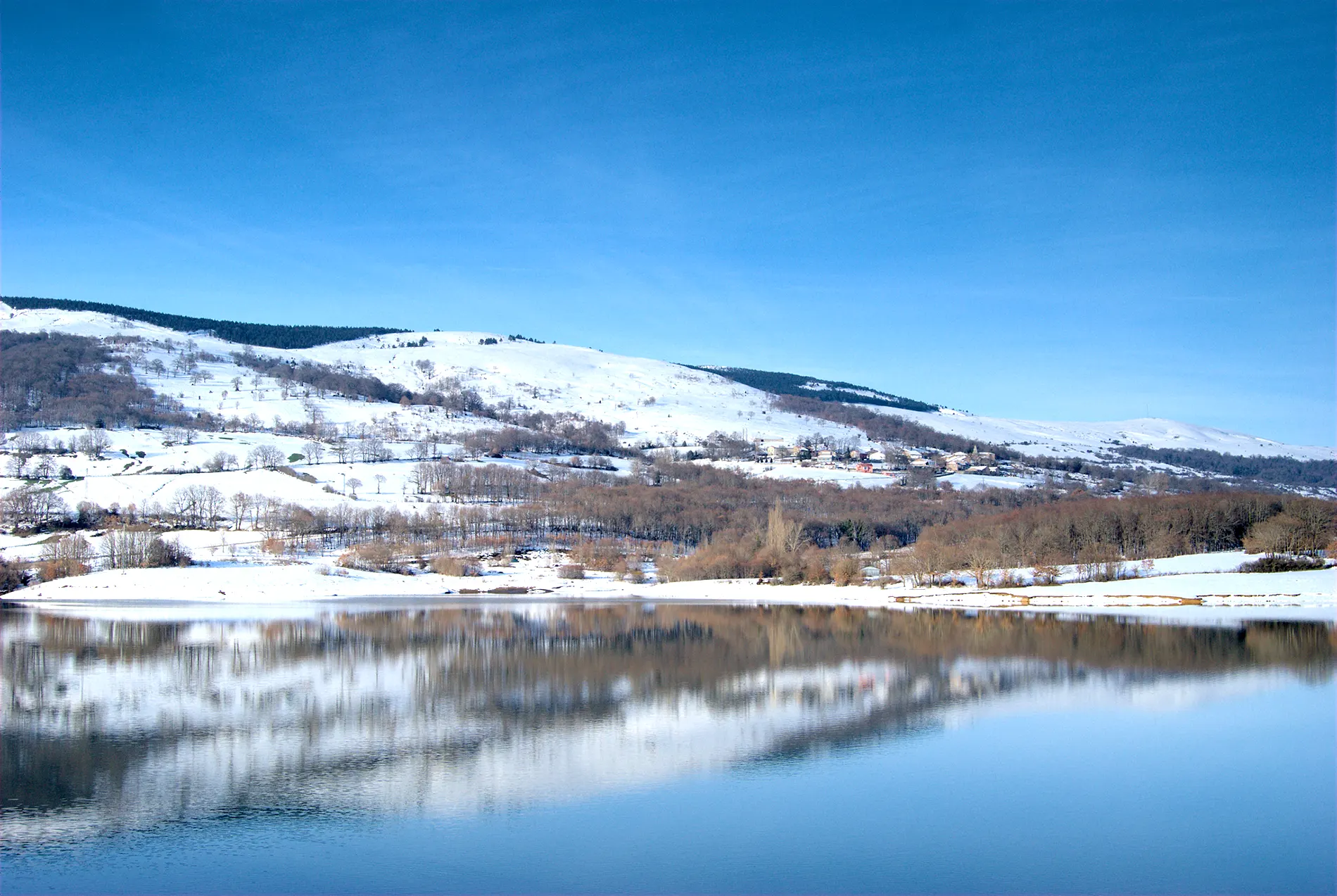 Embalse del Ebro después de una nevada, al fondo Quintana